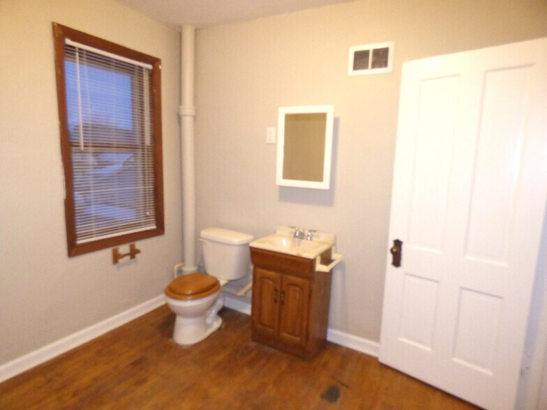 Upstairs Bathroom - 1510 13th Ave E