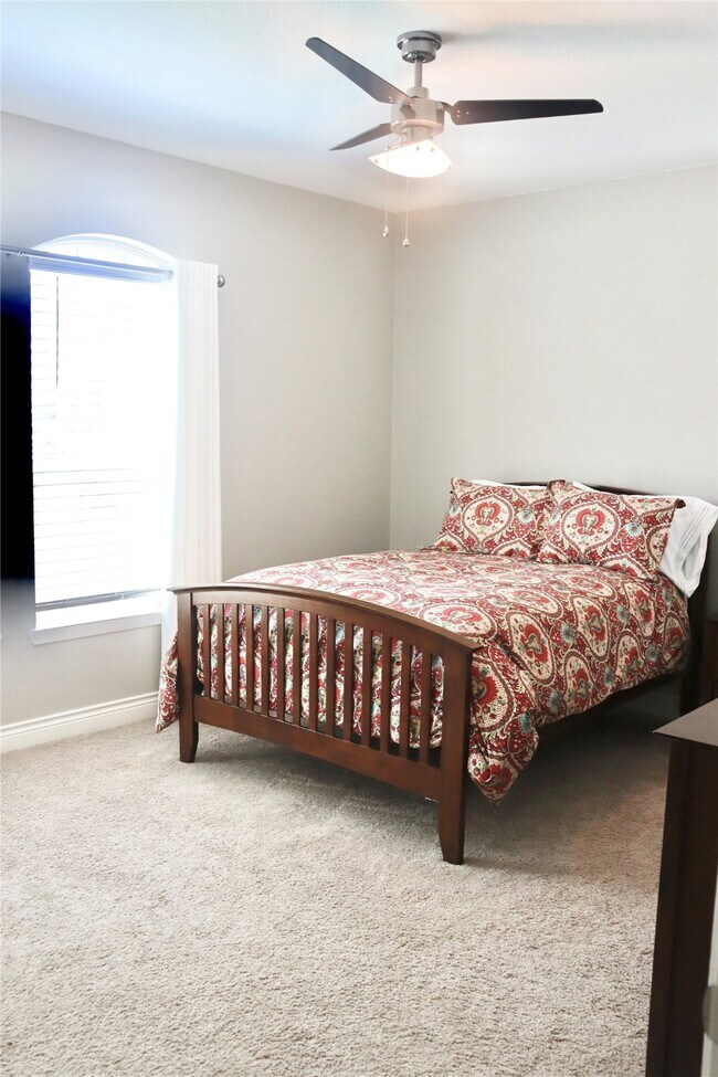 Building Photo - 5627 S Denham Ridge Ln