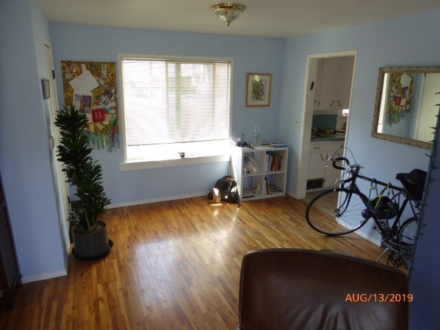 Building Photo - 2 Bed 1 Bath Upperr unit apartment in a Duplex