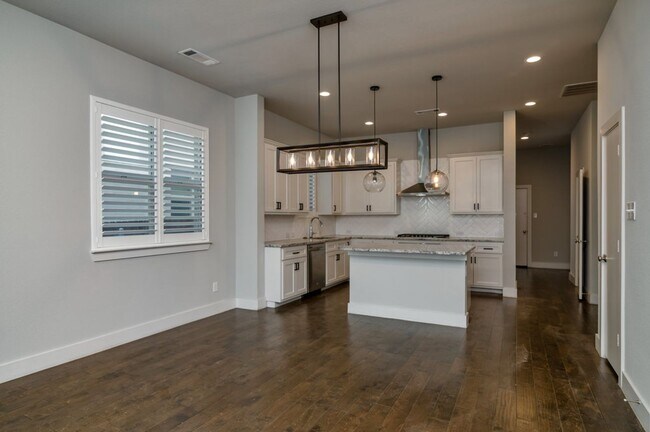 Building Photo - GORGEOUS 3 BEDROOM TOWNHOUSE LOCATED IN FORT WORTH!