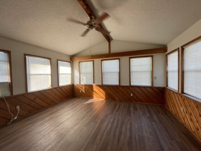 Building Photo - Beautifully Maintained Single-Level Home