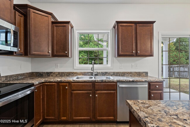 Building Photo - 207 Riverstone Ct