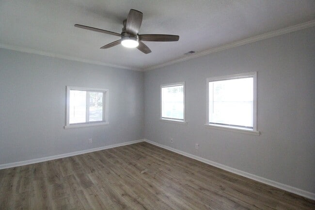 Building Photo - 4 Bedroom 2 Bath Updated Home In Overland Park