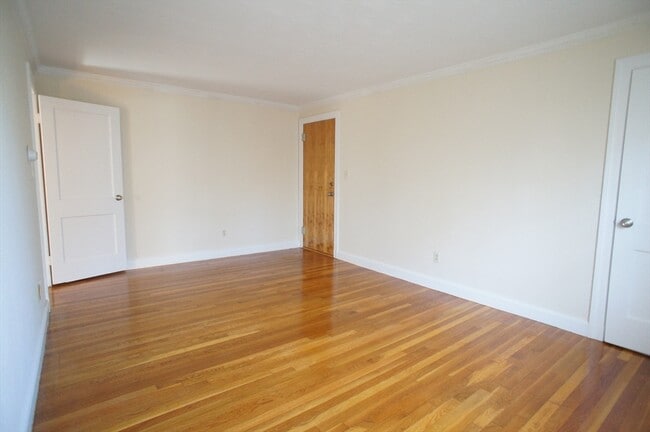 Building Photo - 163 Everett St