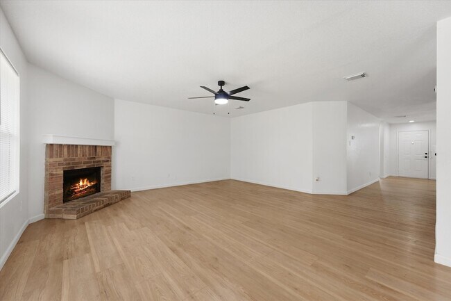 Building Photo - 702 Lowe Dr