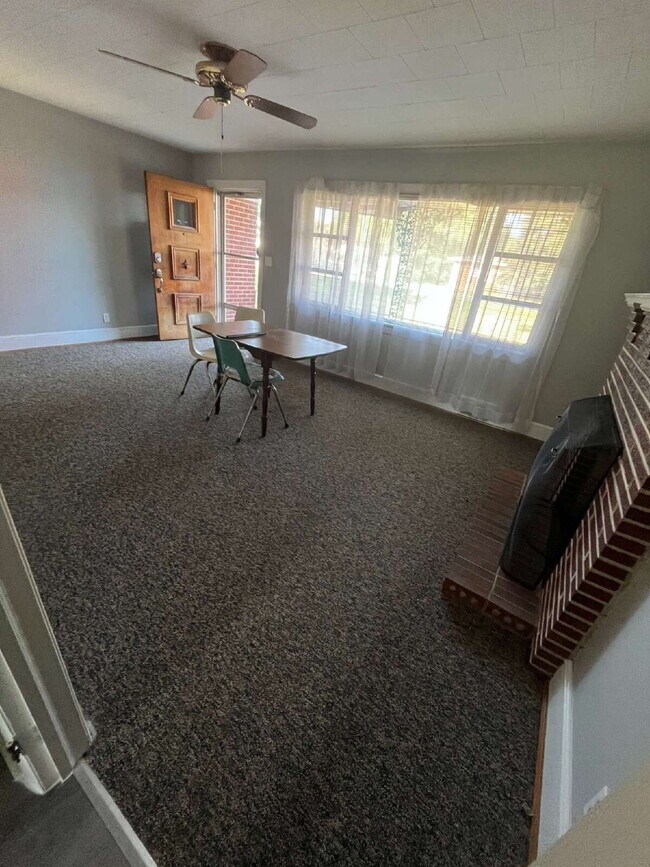 Building Photo - "Charming 3-Bedroom Retreat with Spacious Living in Colfax!"