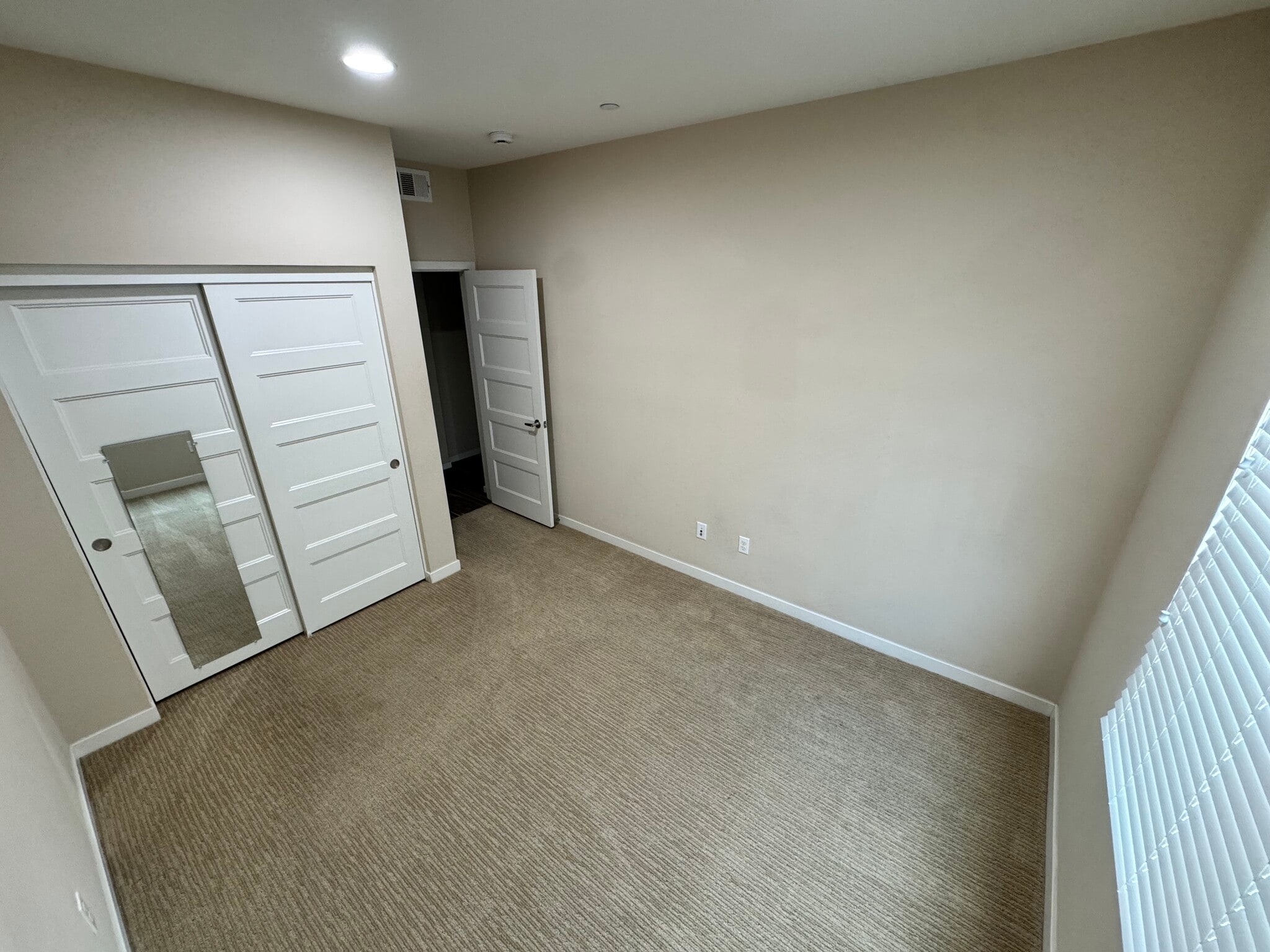 Building Photo - 1506 W Artesia Sq