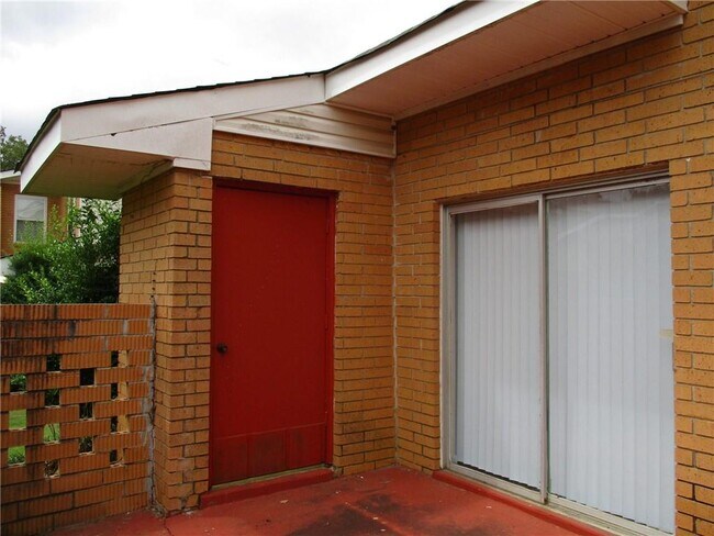 Primary Photo - 102 Westcliff Center St