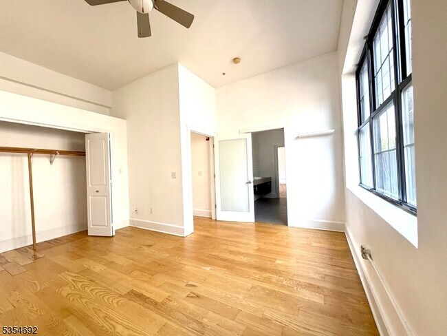 Building Photo - 988 Johnson Pl