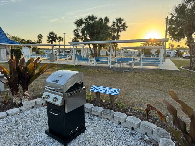 Building Photo - "Charming 2-Bed Furnished Annual Retreat in Venice, FL – Your Cozy Home Awaits!"