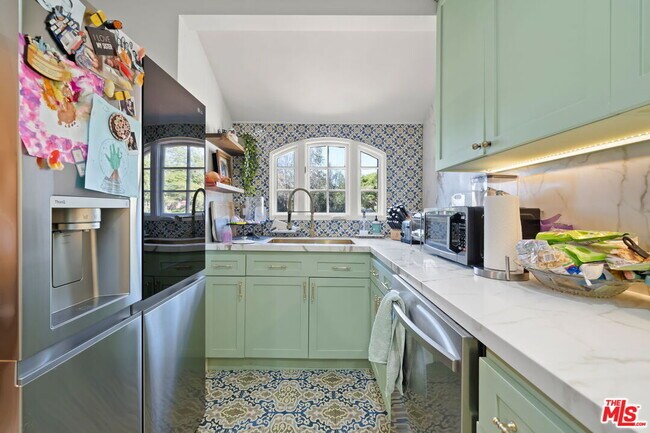 Building Photo - 962 S Plymouth Blvd