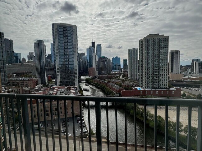 Building Photo - 600 N Kingsbury St