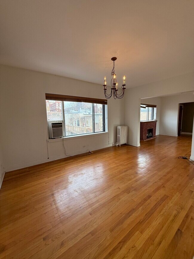 Building Photo - 928 W Sunnyside Ave