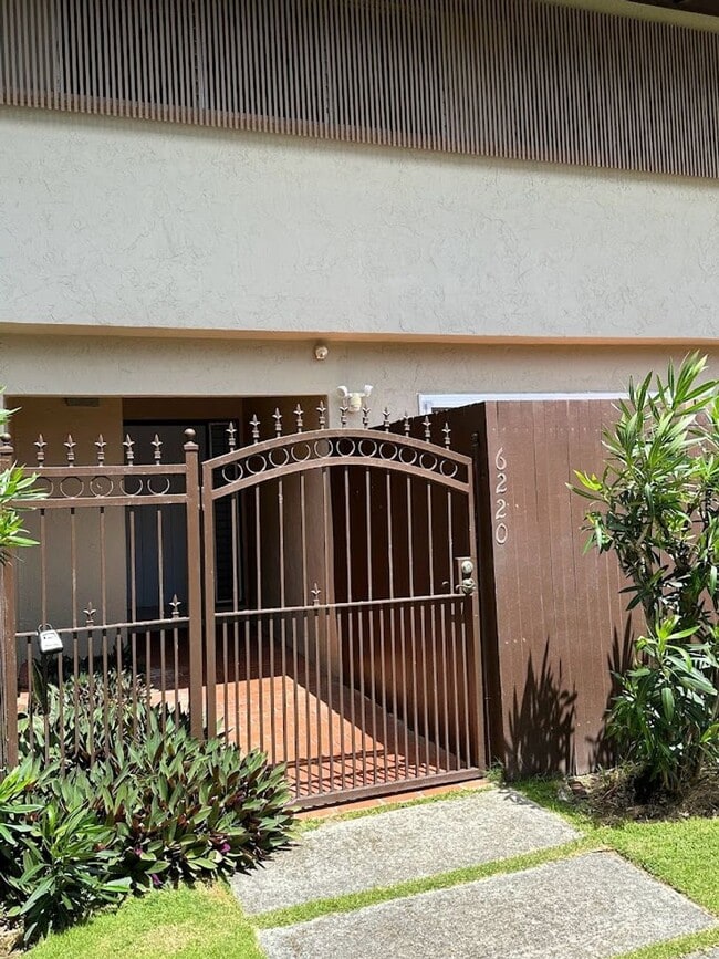 Building Photo - Hawaii Kai - The COLONY MARINA:  Lovely townhouse with spacious 4 bedrooms, 3 bath, 2 covered par...