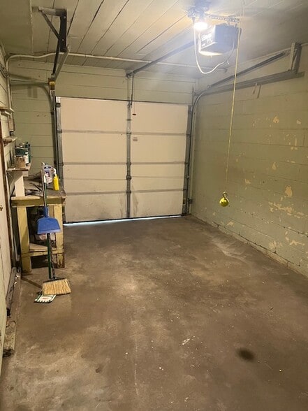 Garage - 1212 W Murdock St