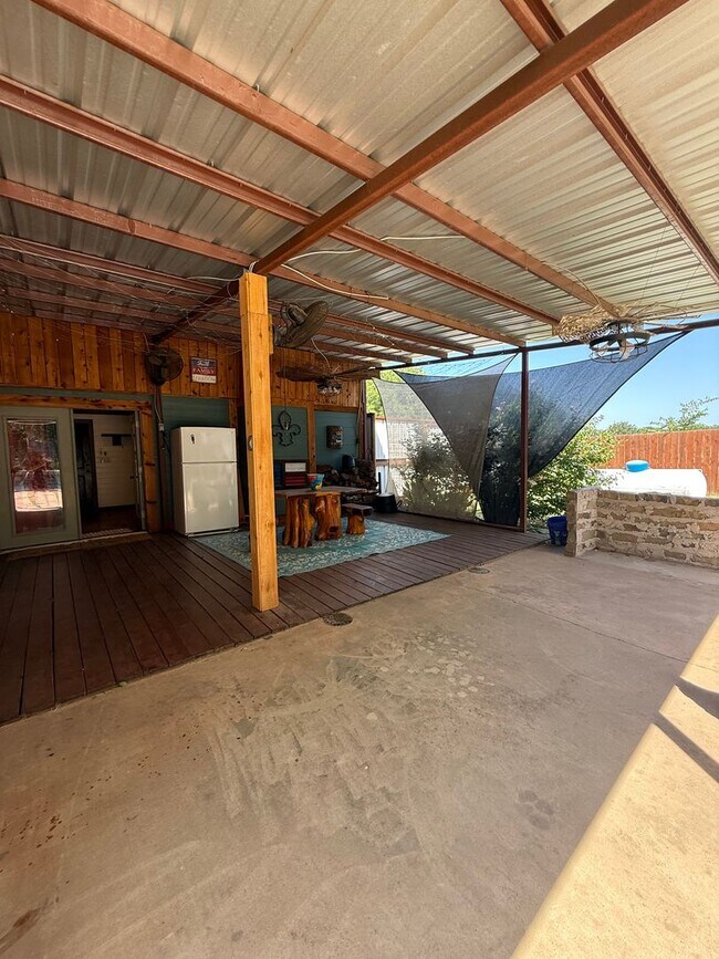 Building Photo - Beautiful 2 bedroom, 2.5 bath POOL home!!!!