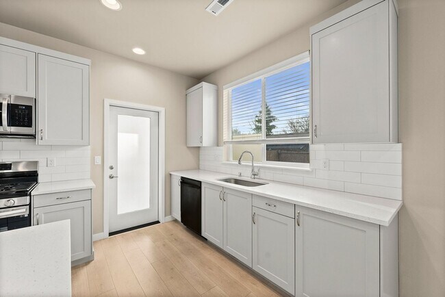 Building Photo - 16212 8th Ave E