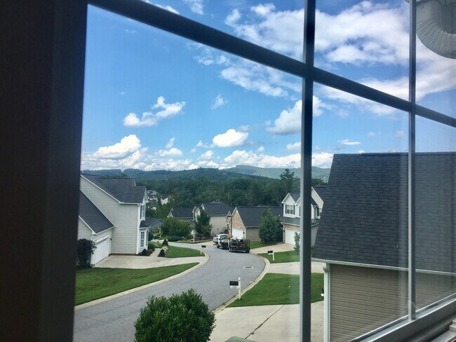 Building Photo - Spacious House in Woodfin/ 4 bedrooms-2.5 ...