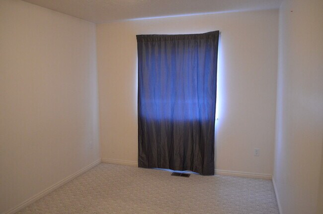 Building Photo - Huge Orem Home in Great Location