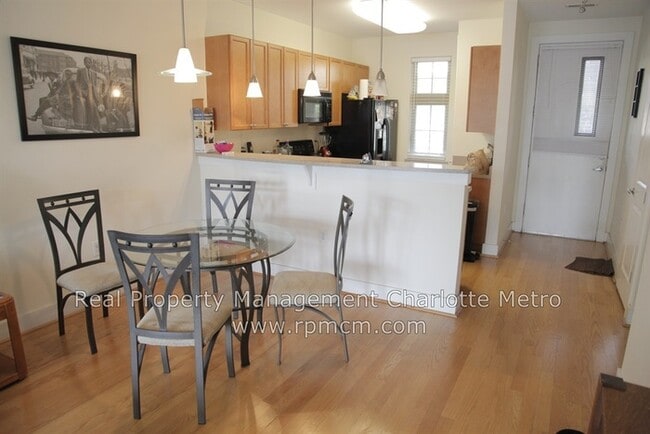 Building Photo - wonderful 2bd/2bth uptown condo! lots of space in a beautiful building