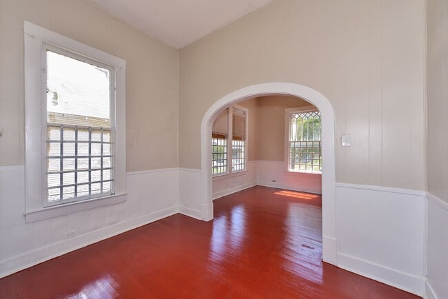 Building Photo - Nice Historic Home Near  Downtown