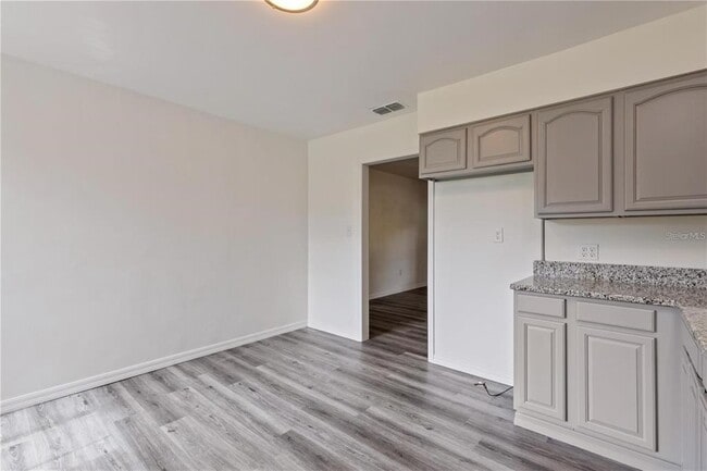 Building Photo - 112 S Fern Rd