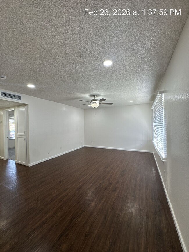 Building Photo - $500 off 1st months rent!  Upstairs unit available now!