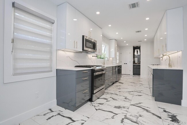 Building Photo - 10 Millbury St