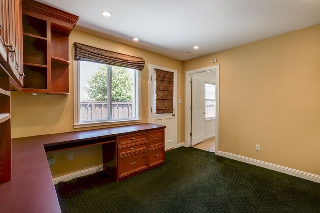 Building Photo - 4 Bed / 3 Bath Burlingame home near excell...