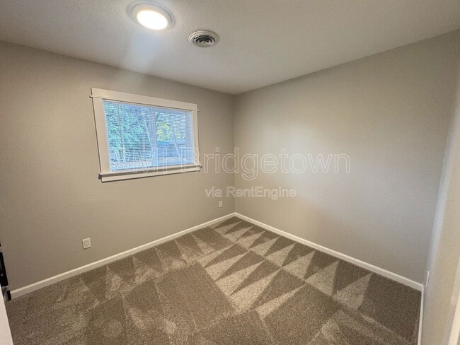 Building Photo - 435 SW Devon Ln