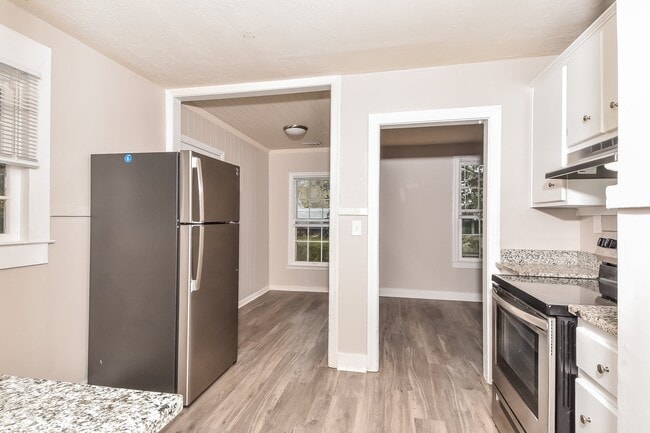 Building Photo - 2117 Roosevelt Dr