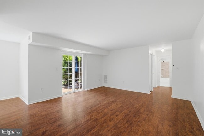 Building Photo - 1521 Colonial Dr