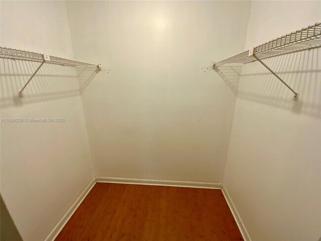 Building Photo - 417 Lakeview Dr