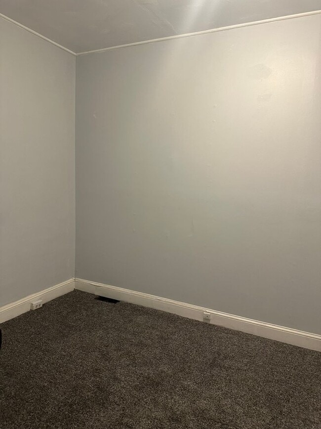 Building Photo - Spacious Rooms! Finished Basement! W/D Hook-Up!! Available Now!