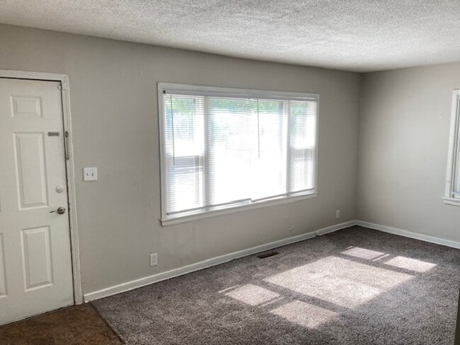 Building Photo - Great 2 Bedroom 1 Bath + 2 Non conforming bedrooms