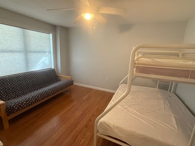 Building Photo - Spacious & Comfortable 4 Bedroom House - C...