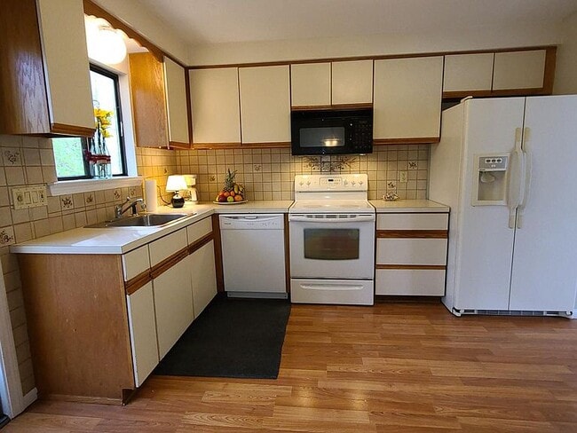 Building Photo - 15 Hoskins Rd