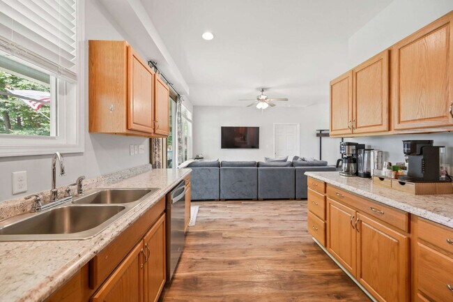 Building Photo - 138B Little River Run N