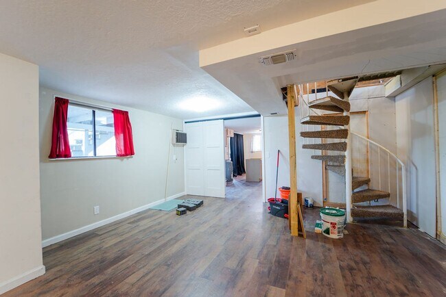 Building Photo - Spacious 3 Bedroom, 3 Bath Two story home!!