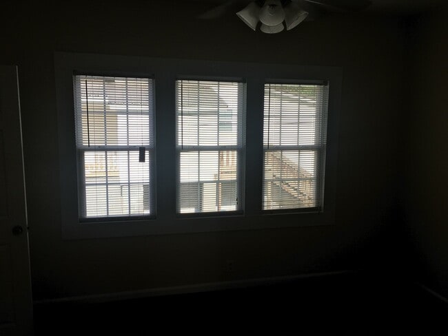 Building Photo - 3 bedroom/3 bath home