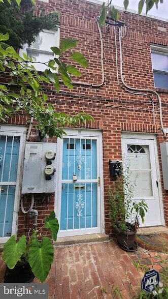 Building Photo - 1422 W Street SE Unit 2