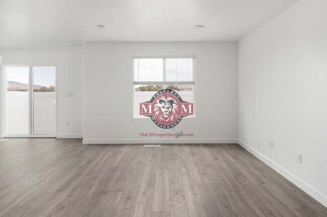 Building Photo - Great Newer 3 Bd 2.5 Bath Townhome
