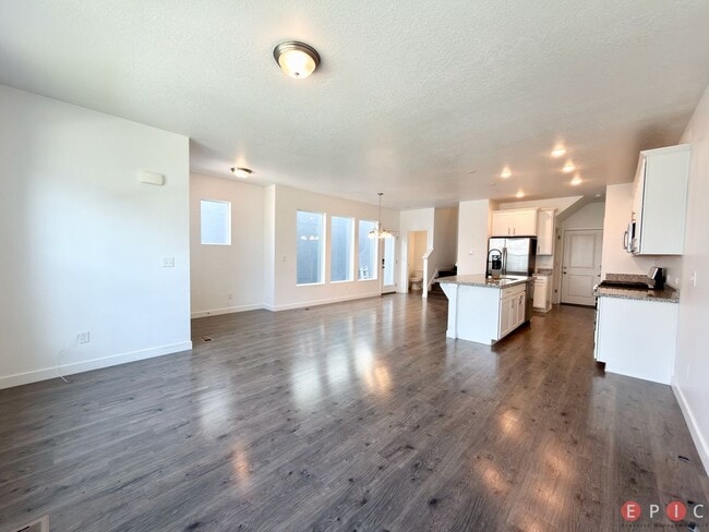 Building Photo - Beautiful Home in Lehi