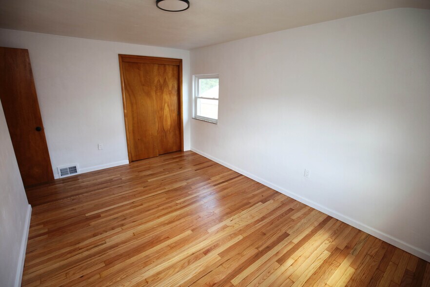 Bedroom 2 - 1213 Monongahela Blvd