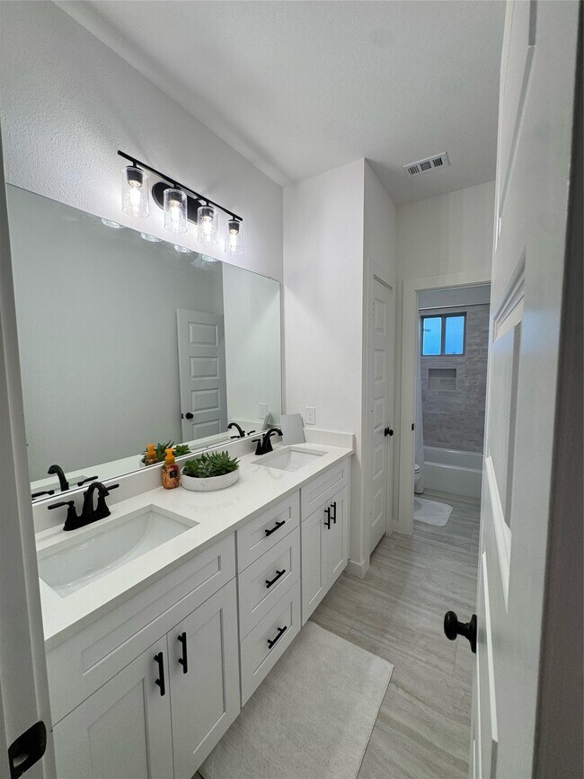 Building Photo - 6630 Escondido Dr