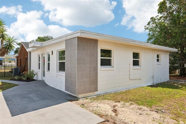 Building Photo - 730 W Swoope Ave