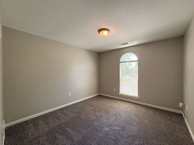 Building Photo - 4 bed, 3 bath in Bartlett with a BONUS room
