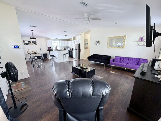 Building Photo - "Charming 1-Bedroom for Rent, Oasis in Vibrant West Palm Beach – Your Ideal Urban Retreat!"