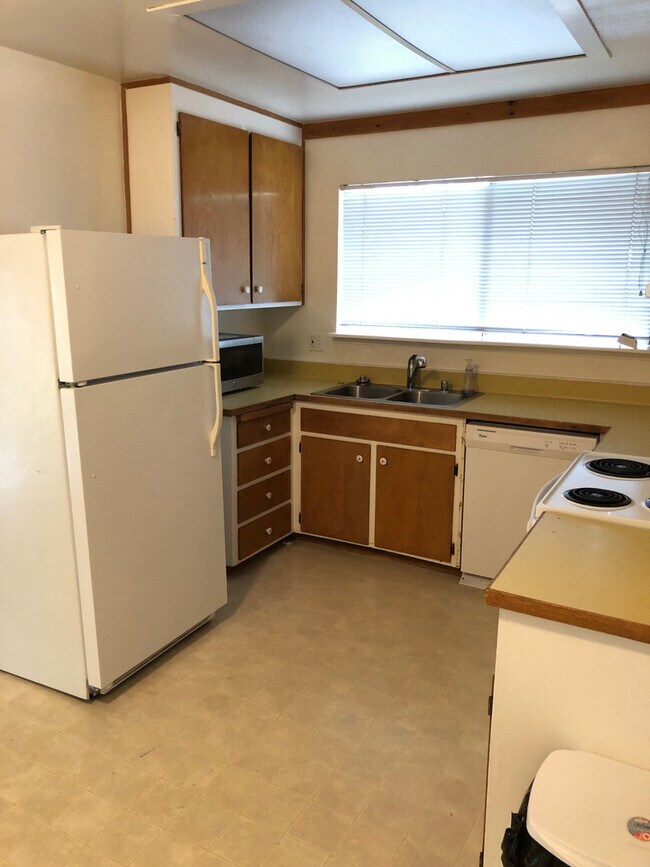 Building Photo - Lovely 3 bedroom/2 bathroom home in East Davis -$500 OFF FIRST MONTH'S RENT!!!