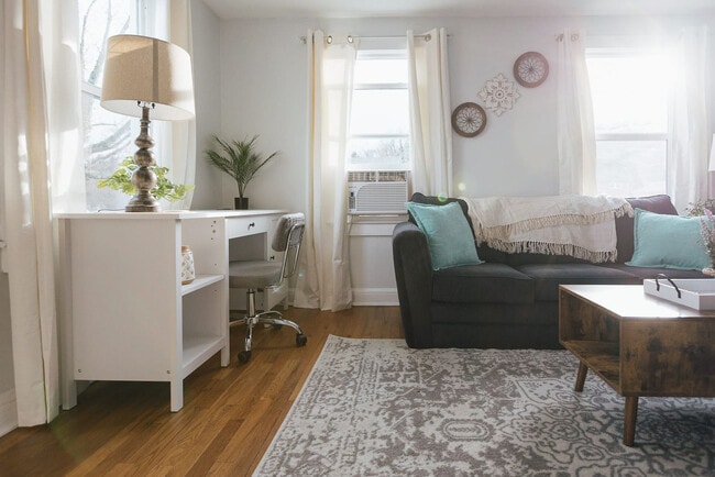 Building Photo - 905 Hill St